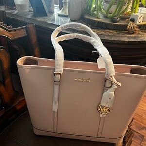 Jet Set Travel Large Saffiano Blush Pink Leather
Style# 35F0GTVT9L
MSRP: $498.00